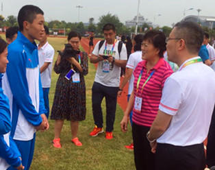 刘东副市长与郑州十一中学子、田径队队员王奥飞同学亲切交谈 